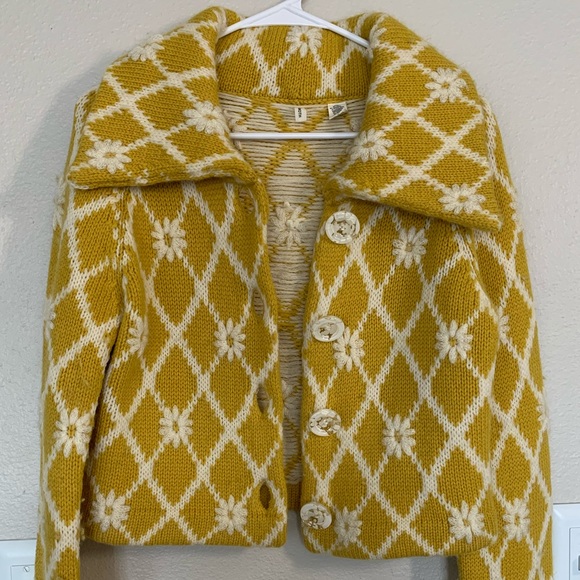 Adorable Yellow Flower Embroidered Knit Button-Up - Picture 5 of 7